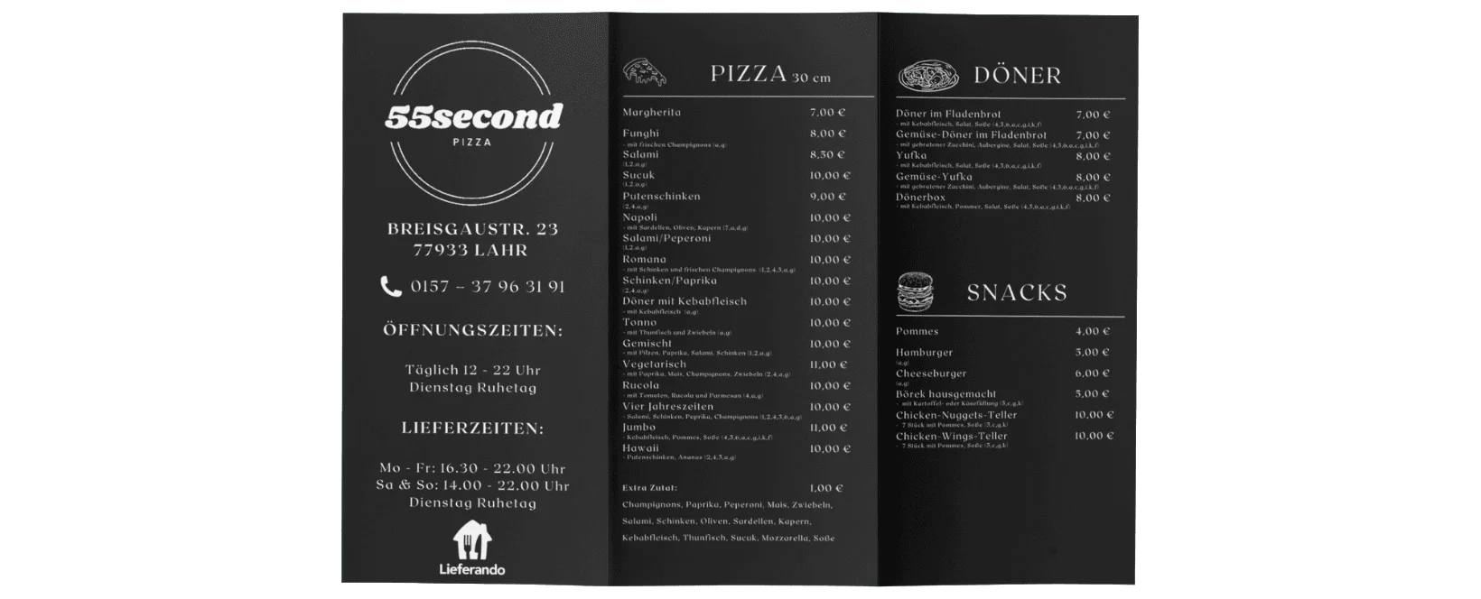 Das Grafikdesign der Speisekarte für 55 Second Pizza, gestaltet von Benny's Grafikstudio, Ihrer Grafikdesign-Agentur in der Ortenau, vereint modernes Minimalismus mit einer markanten Ästhetik. Die schwarze Grundfarbe der Karte strahlt Eleganz und Urbanität aus, während die weiße Schrift für klare Lesbarkeit sorgt und die Aufmerksamkeit auf das Wesentliche lenkt: die köstlichen Pizzakreationen. Mit einer sauberen Typografie und einem durchdachten Layout wurde ein Design geschaffen, das die Markenidentität von 55 Second Pizza perfekt widerspiegelt – modern, dynamisch und hochwertig. Dezente grafische Akzente runden das Design ab und machen die Speisekarte zu einem stilvollen Begleiter im Restaurant.